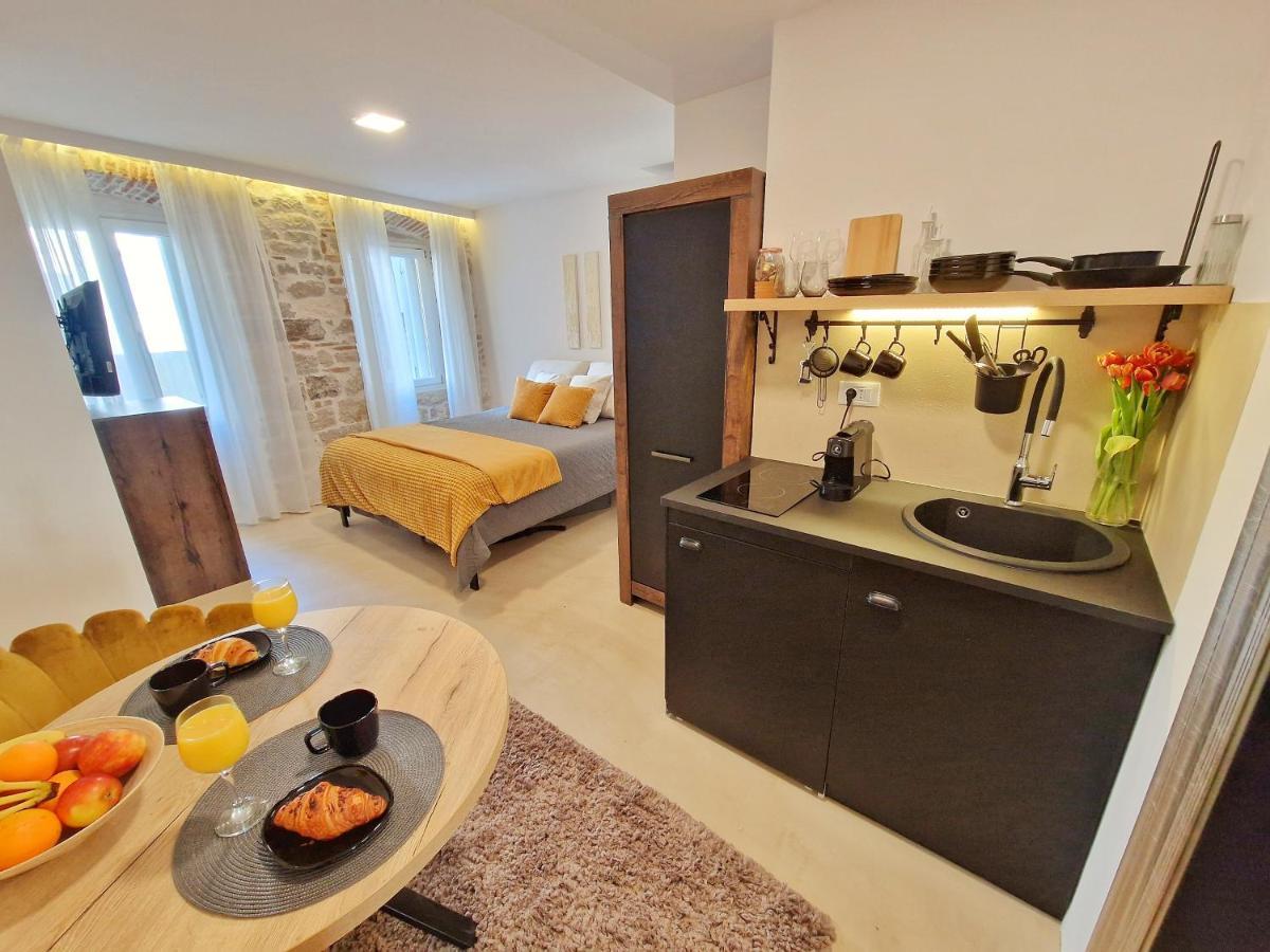 Hidden Oasis Apartment โรวีน ภายนอก รูปภาพ