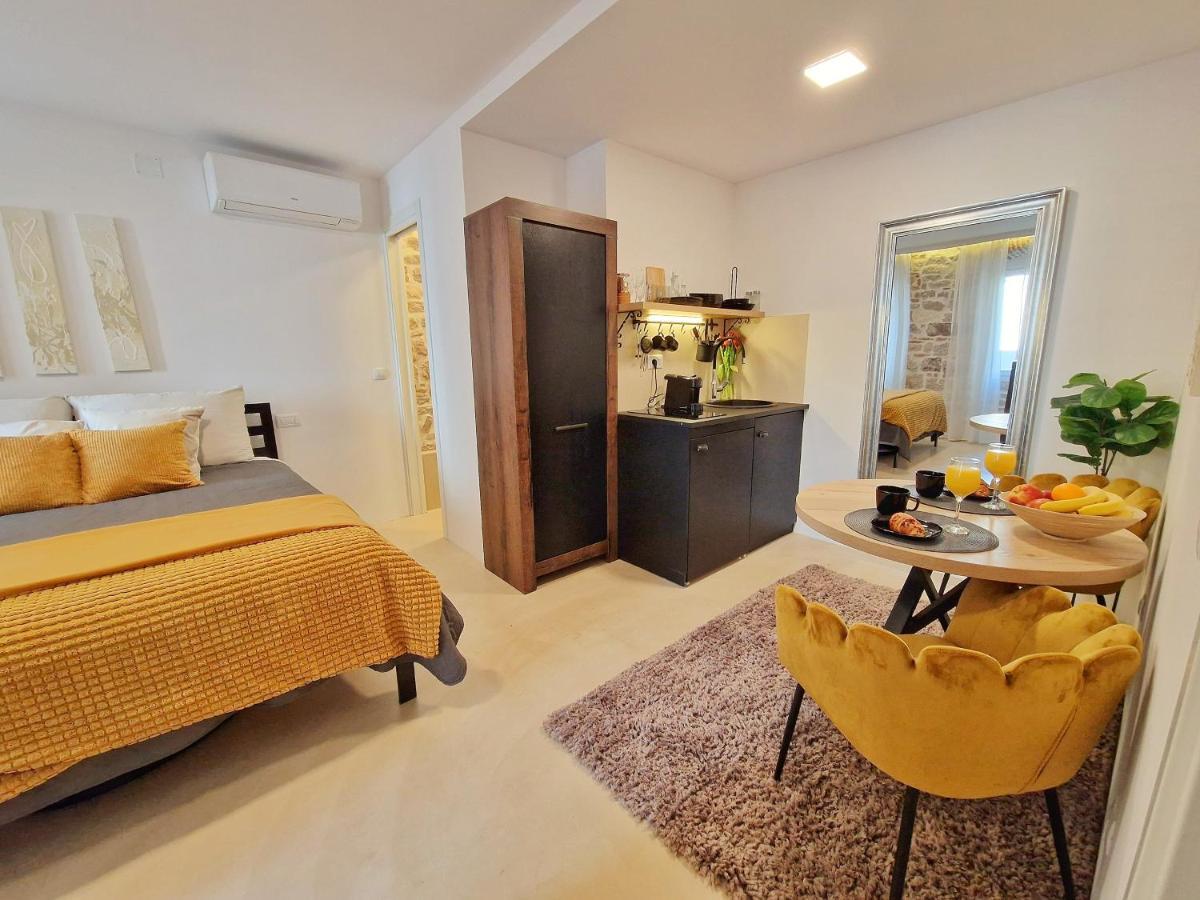 Hidden Oasis Apartment โรวีน ภายนอก รูปภาพ